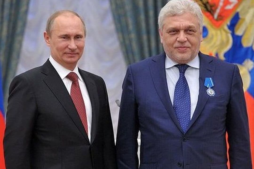 Vladimir Putin standing beside a medal recipient at a Kremlin ceremony